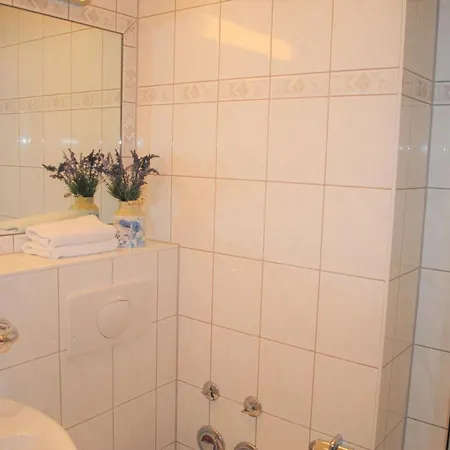 Haus Strandburg - Hinter Duene Und Apartamento Binz